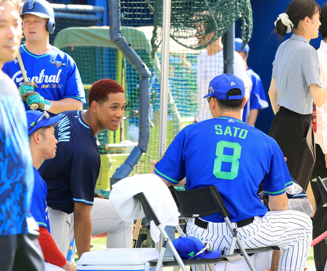 全セ対全パ　試合前、阪神佐藤輝（手前右）と談笑する日本ハム万波（左）（撮影・浅見桂子）