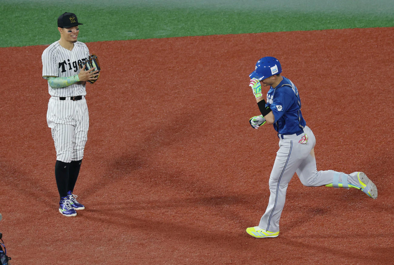 全セ対全パ　4回表全パ2死、右越え本塁打を放ち、佐藤（左）に祝福される清宮（撮影・野上伸悟）