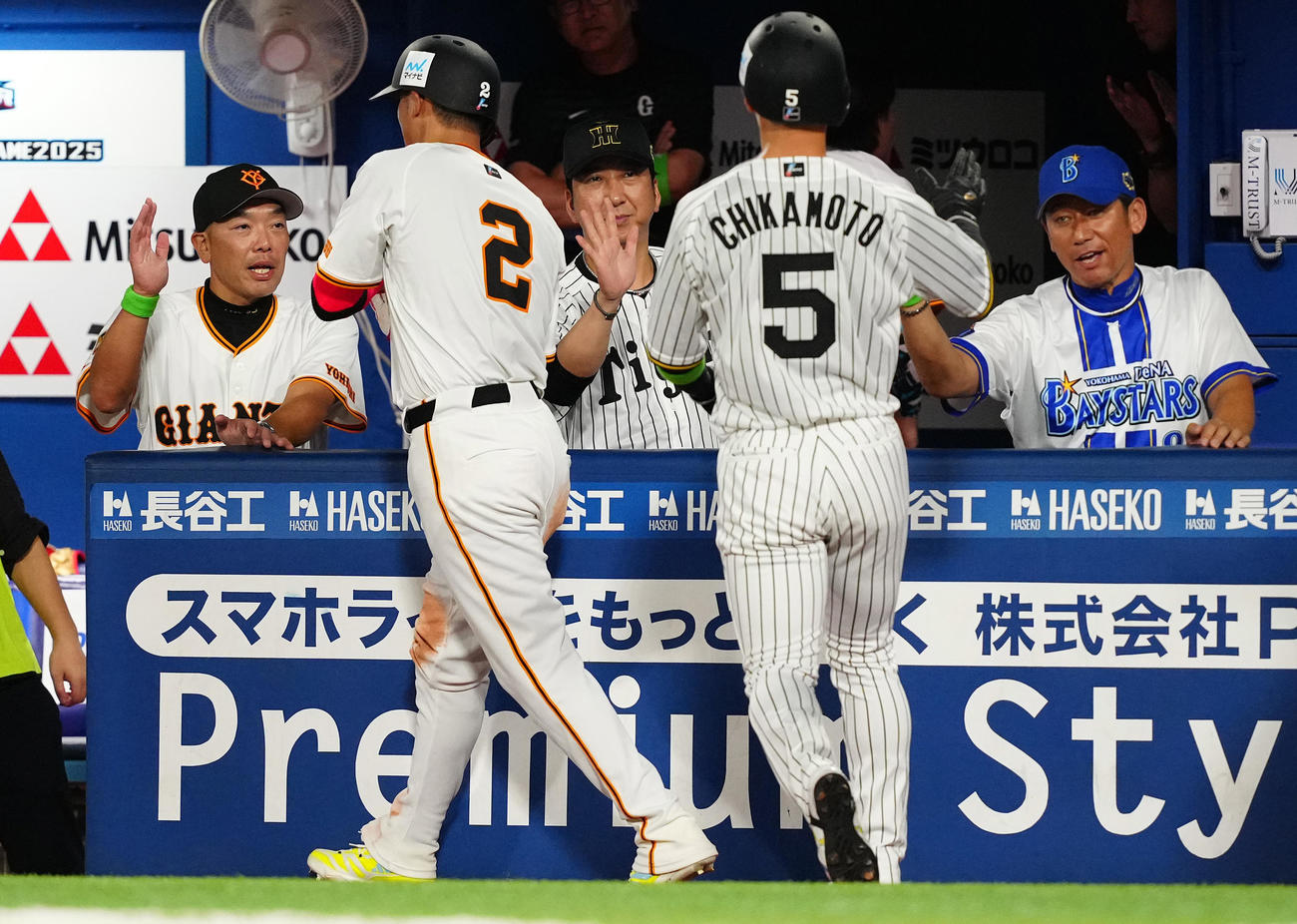 全セ対全パ　7回裏全セ無死二、三塁、森下の中2点適時二塁打で生還した吉川（左から2人目）、近本（同4人目）を迎える阿部監督（左）、藤川コーチ（中央）、三浦コーチ（撮影・鈴木みどり）