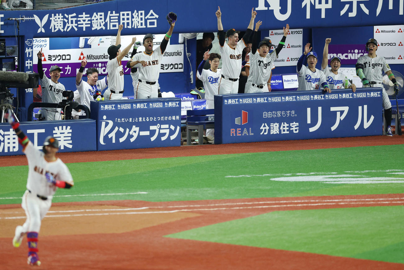 全セ対全パ　5回裏全セ無死、吉川がソロ本塁打を放ち喜ぶ選手たち（撮影・宮地輝）