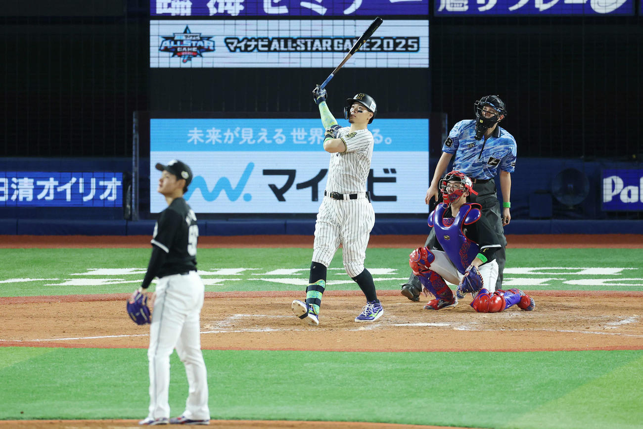 全セ対全パ　5回裏全セ無死、ソロ本塁打を放つ佐藤輝。投手中森（撮影・宮地輝）