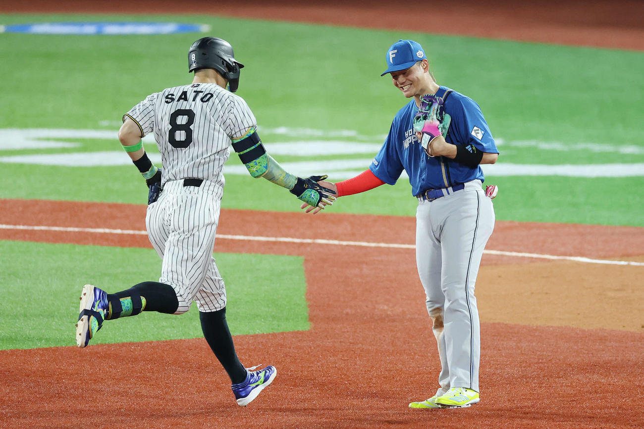 全セ対全パ　5回裏全セ無死、ソロ本塁打を放った佐藤輝（左）と笑顔でタッチする清宮幸（撮影・宮地輝）