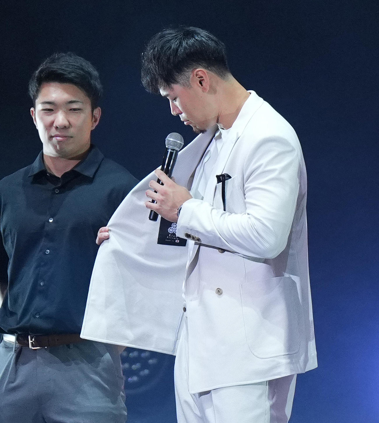 マイナビオールスターゲーム2025スペシャルステージに登壇し、ジャケットを披露する阪神佐藤輝（撮影・菅敏）