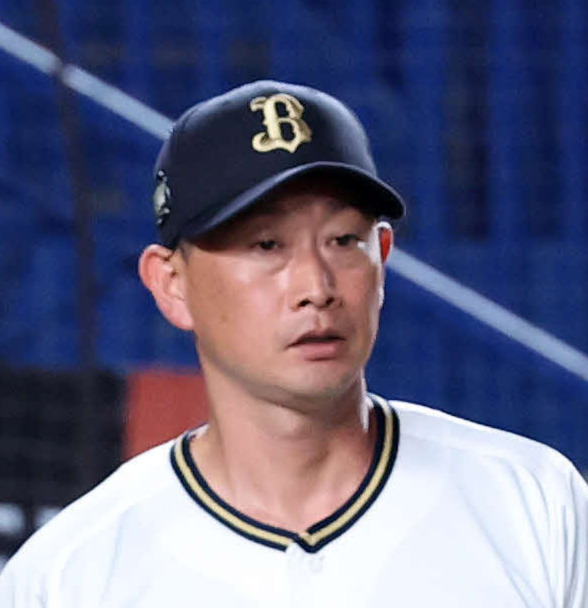 ロッテ対オリックス　7回裏、投手交代を告げるオリックス岸田監督（撮影・鈴木正人）