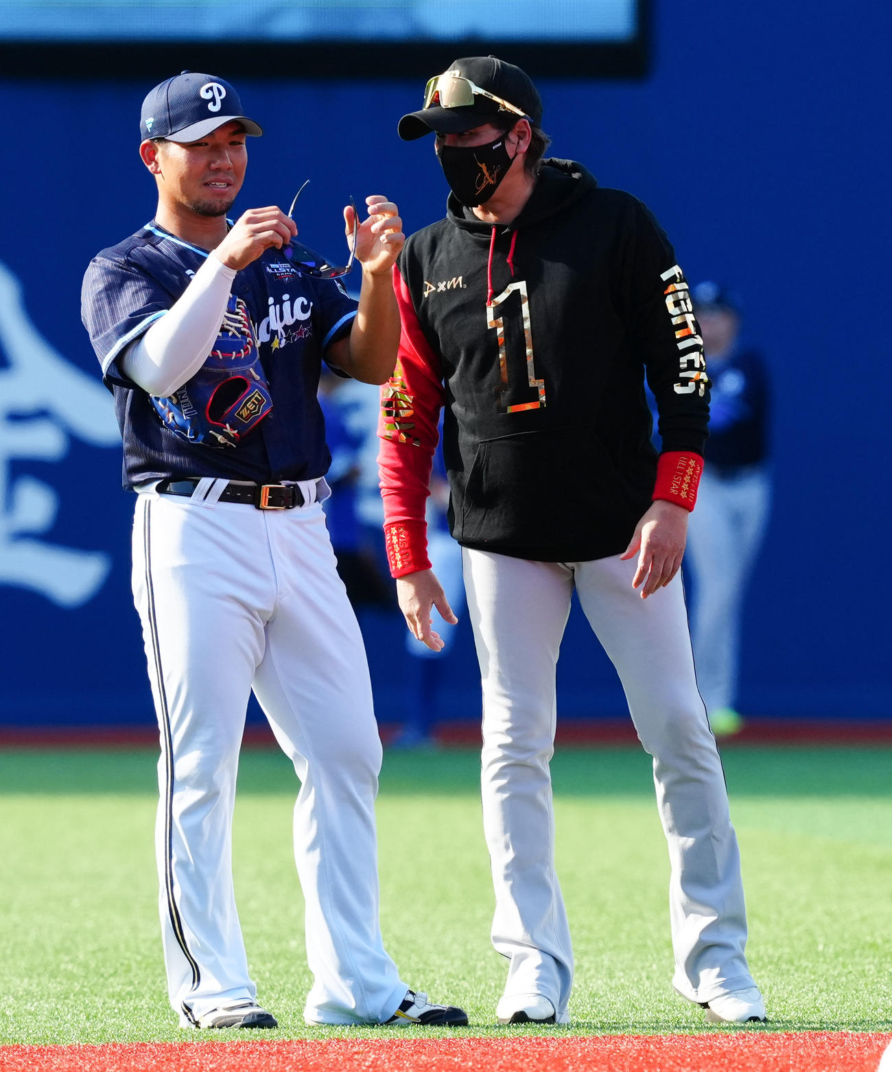 全セ対全パ
試合前練習でオリックス頓宮（左）に声をかける日本ハム新庄監督（撮影・鈴木みどり）
