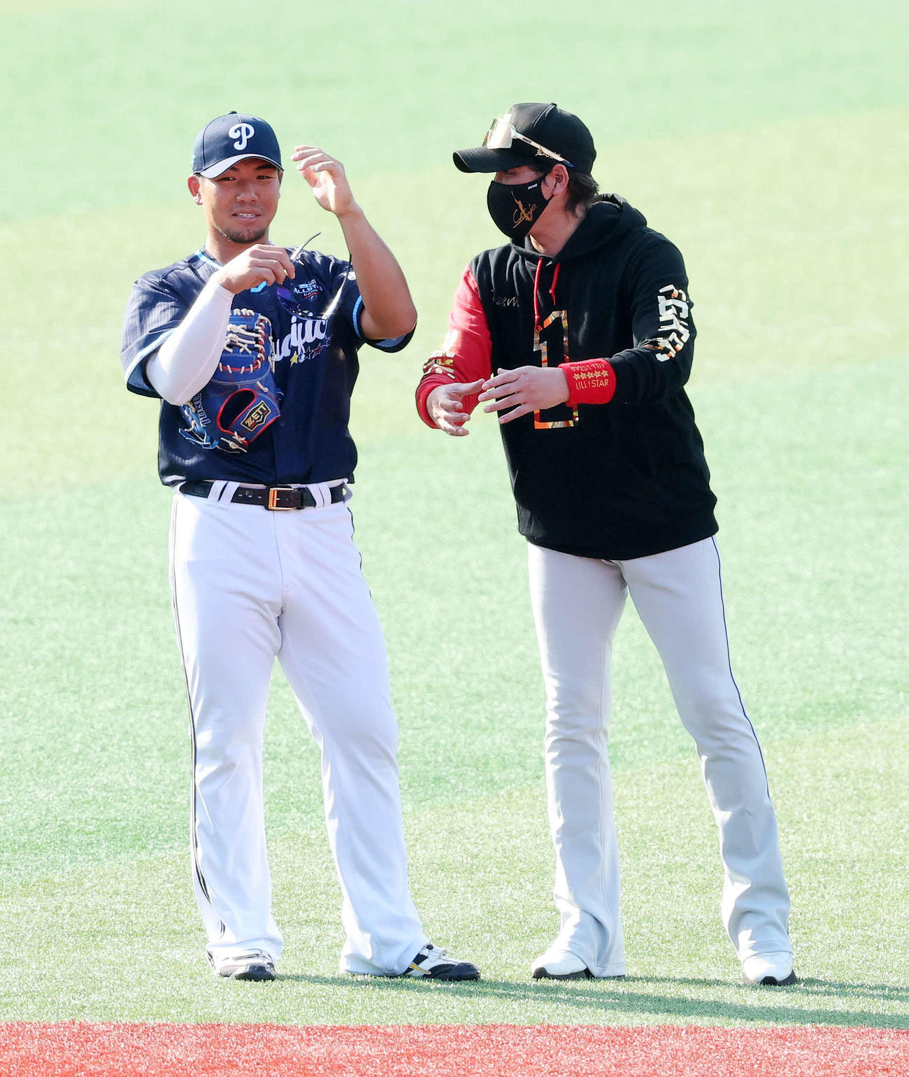全セ対全パ　練習中、会話するオリックス頓宮と日本ハム新庄監督（撮影・鈴木正人）