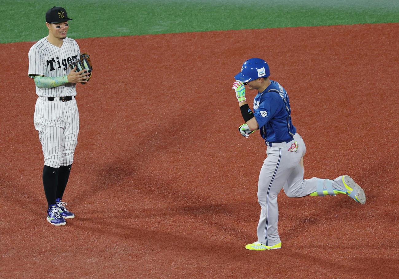 全セ対全パ　4回表全パ2死、右越え本塁打を放ち、佐藤（左）に祝福される清宮（撮影・野上伸悟）