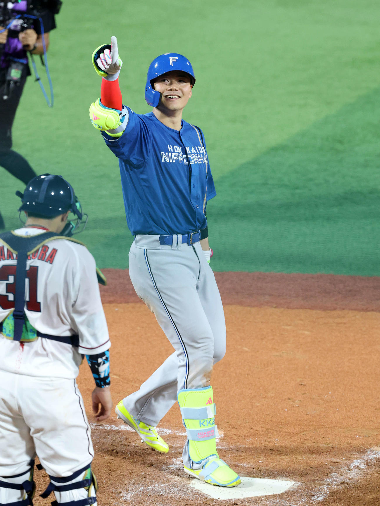 全セ対全パ　4回表全パ2死、清宮は右越えソロ本塁打を放ちポーズを決める（撮影・鈴木正人）