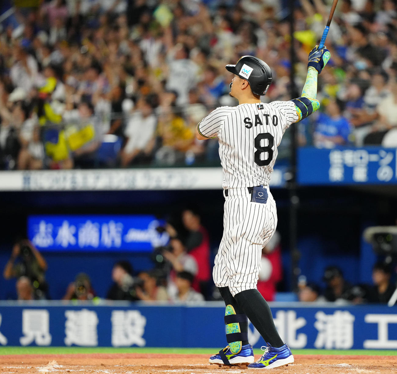 全セ対全パ　5回裏全セ1死、右越えソロ本塁打を放つ佐藤輝（撮影・鈴木みどり）