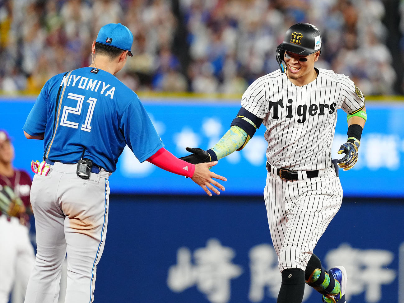 全セ対全パ　5回裏全セ1死、右越えソロ本塁打を放った佐藤輝（右）は三塁手清宮幸とタッチを交わす（撮影・鈴木みどり）