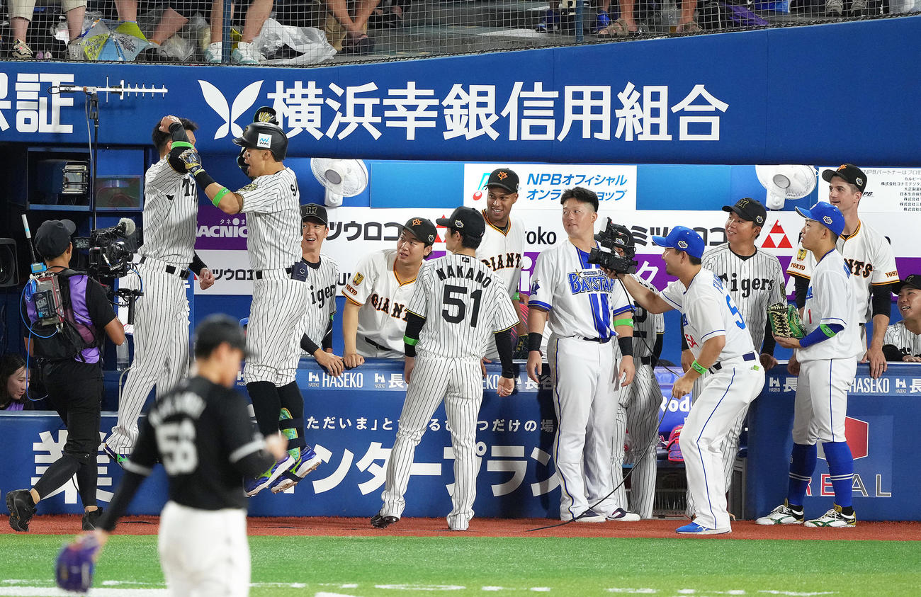 全セ対全パ　5回裏全セ1死、佐藤輝（左から2人目）はソロ本塁打を放ち森下とジャンプタッチを交わす（撮影・足立雅史）