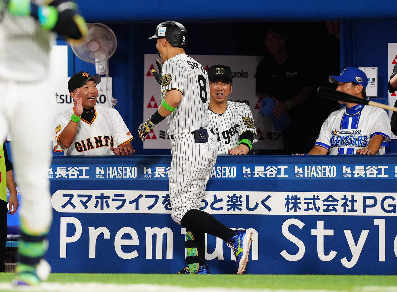 全セ対全パ　5回裏全セ1死、右越えソロ本塁打を放った佐藤輝（中央手前）を迎える阿部監督、藤川コーチ（中央）、三浦コーチ（撮影・鈴木みどり）