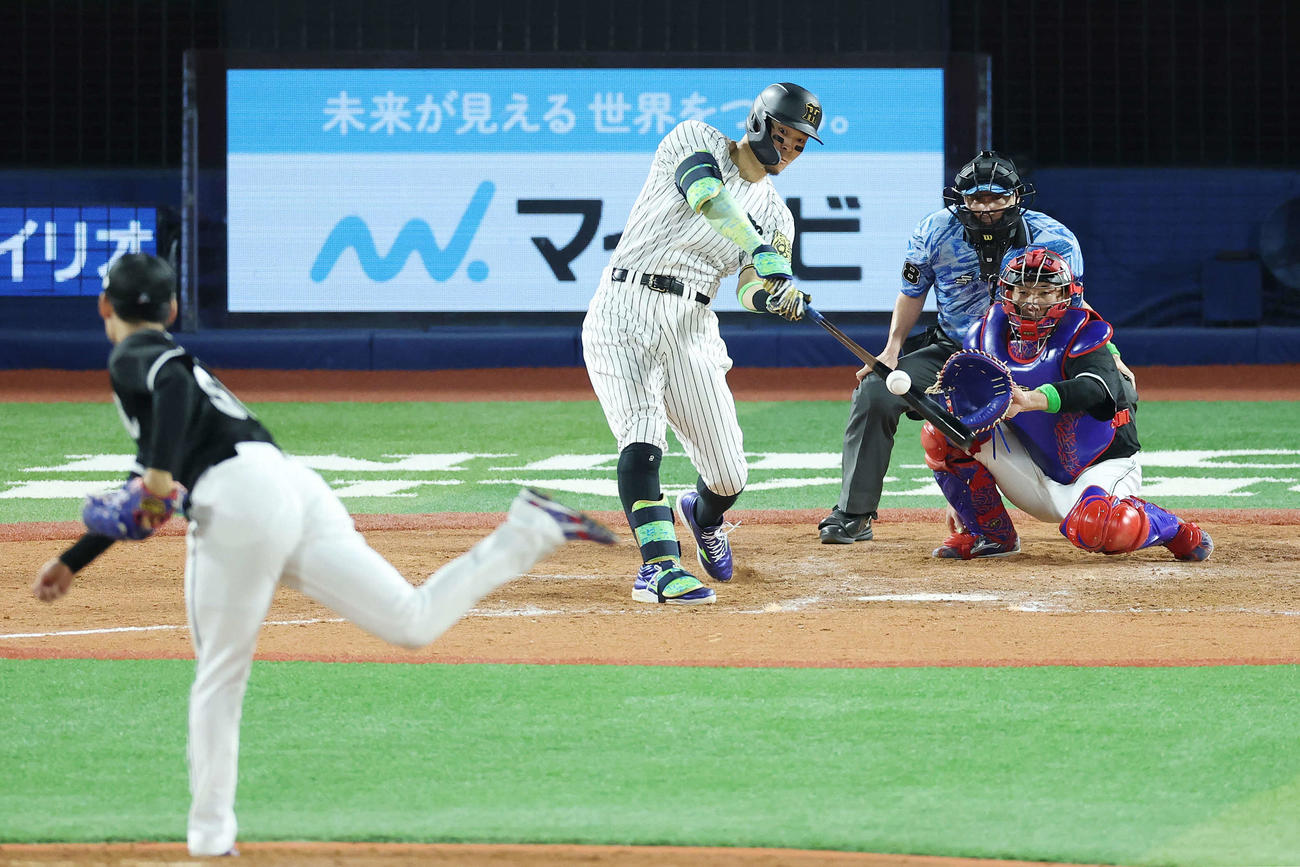 全セ対全パ　5回裏全セ無死、ソロ本塁打を放つ佐藤輝。投手中森（撮影・宮地輝）