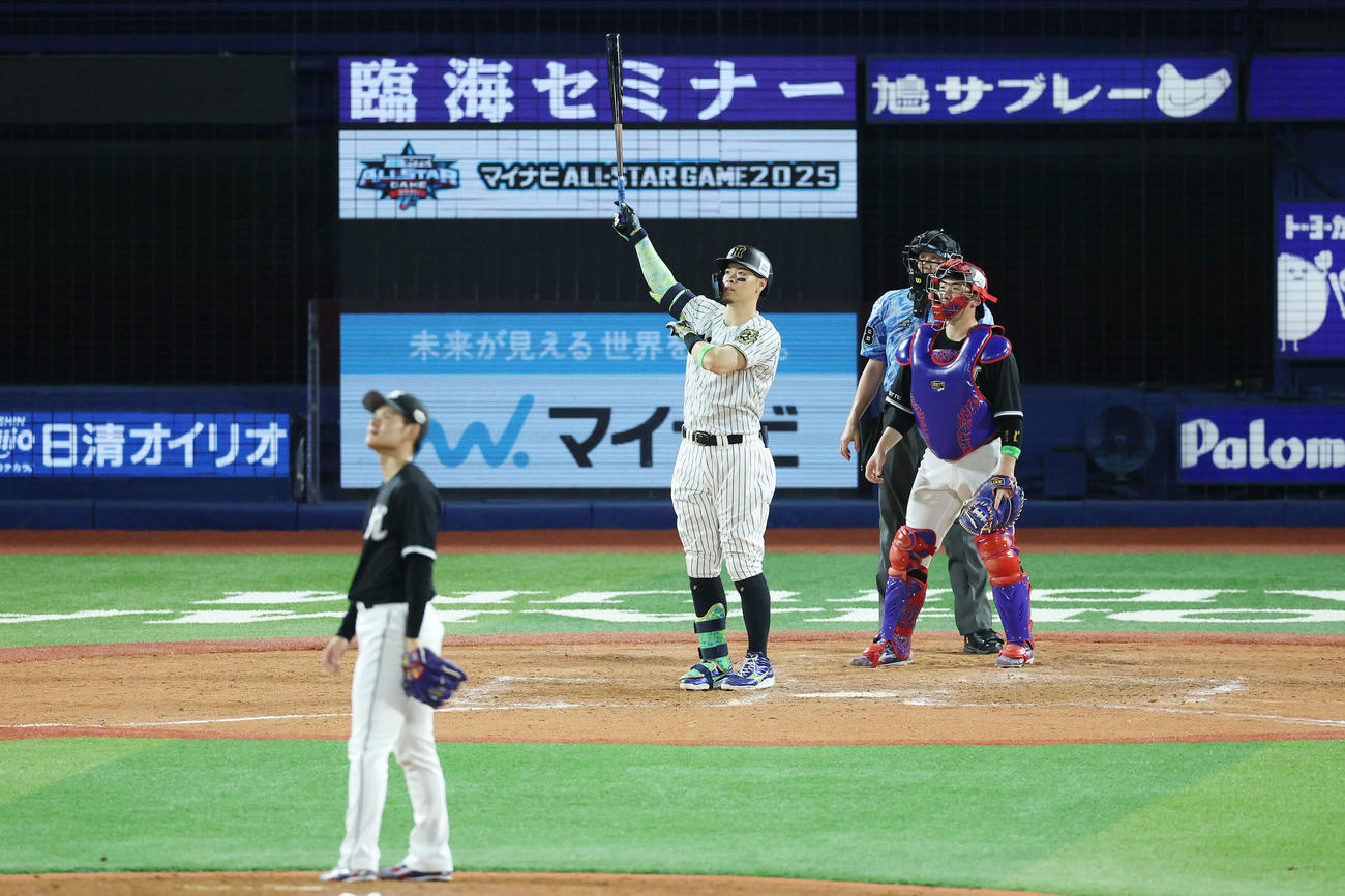 全セ対全パ　5回裏全セ無死、ソロ本塁打を放つ佐藤輝。投手中森（撮影・宮地輝）