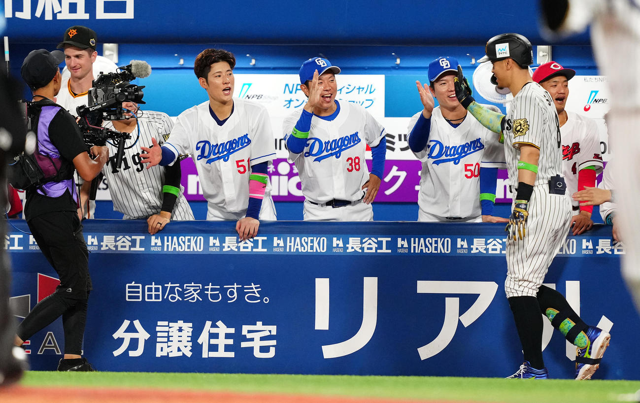全セ対全パ　5回裏全セ1死、右越えソロ本塁打を放った佐藤輝（右手前）を迎えるベンチ（撮影・鈴木みどり）