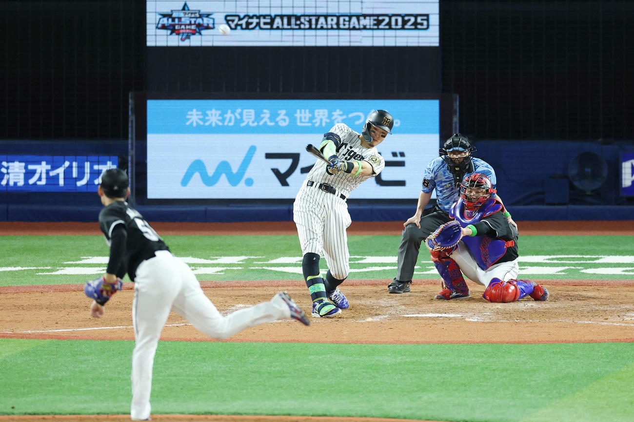 全セ対全パ　5回裏全セ無死、ソロ本塁打を放つ佐藤輝。投手中森（撮影・宮地輝）