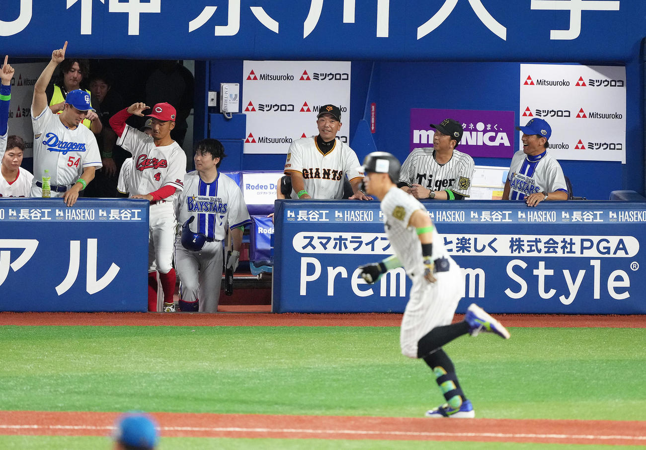 全セ対全パ　5回裏全セ1死、佐藤輝（手前）のソロ本塁打に盛り上がる藤川コーチ（右から2人目）らベンチ（撮影・足立雅史）