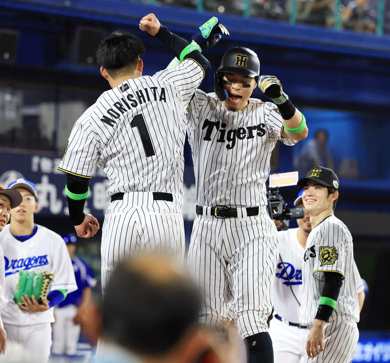 全セ対全パ　5回裏全セ1死、ソロ本塁打を放った佐藤輝（右）は森下とジャンピングタッチ（撮影・浅見桂子）
