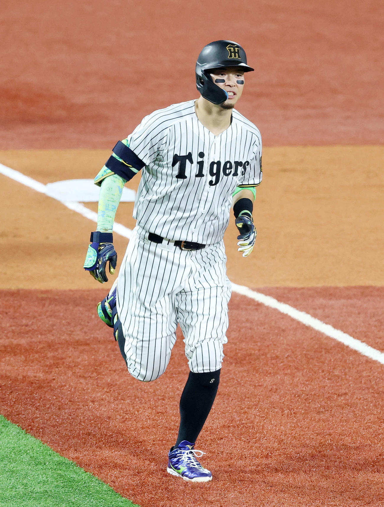 全セ対全パ　5回裏全セ1死、佐藤輝は右越えソロ本塁打を放つ（撮影・鈴木正人）