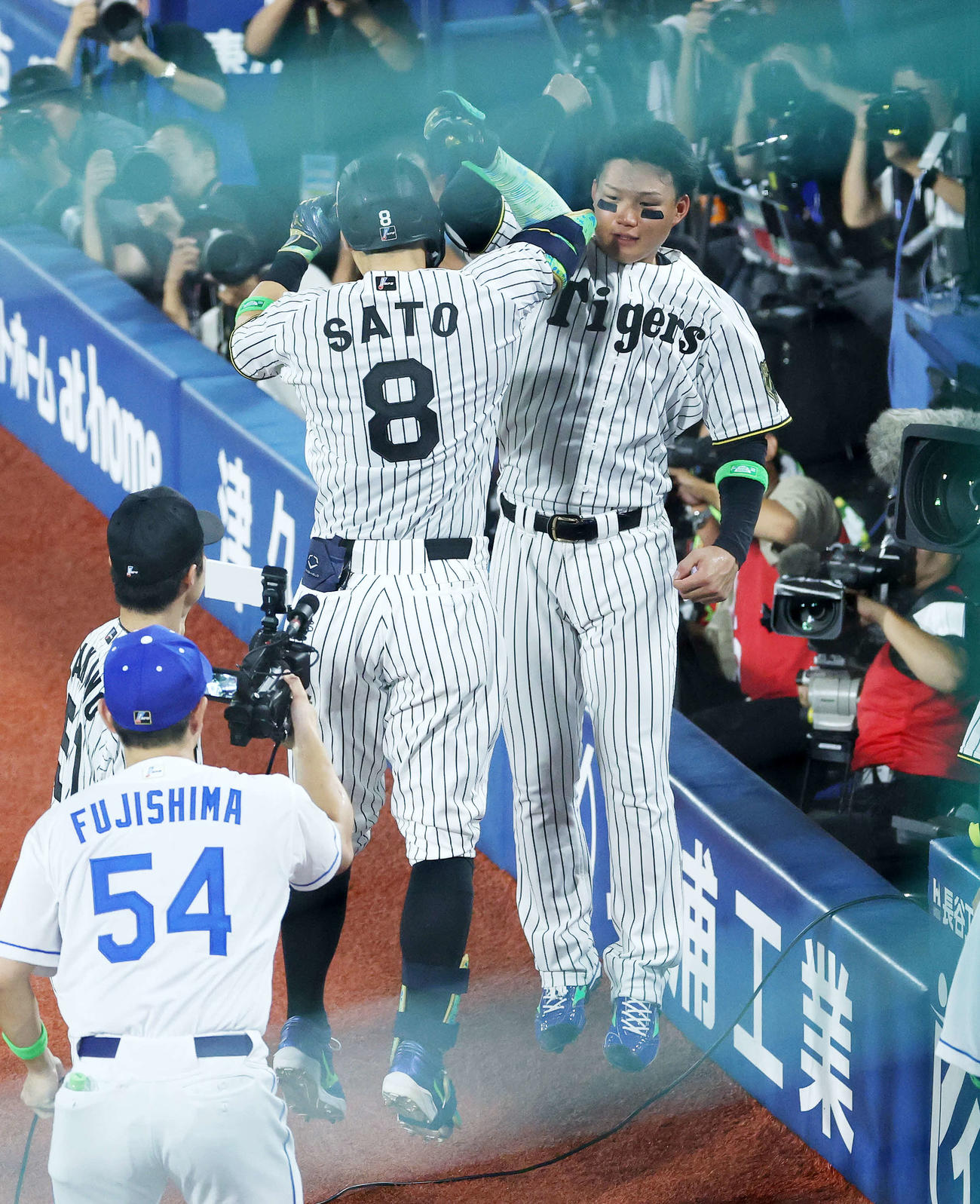 全セ対全パ　5回裏全セ1死、佐藤輝（左）の右越えソロ本塁打をジャンプし迎える森下（撮影・鈴木正人）