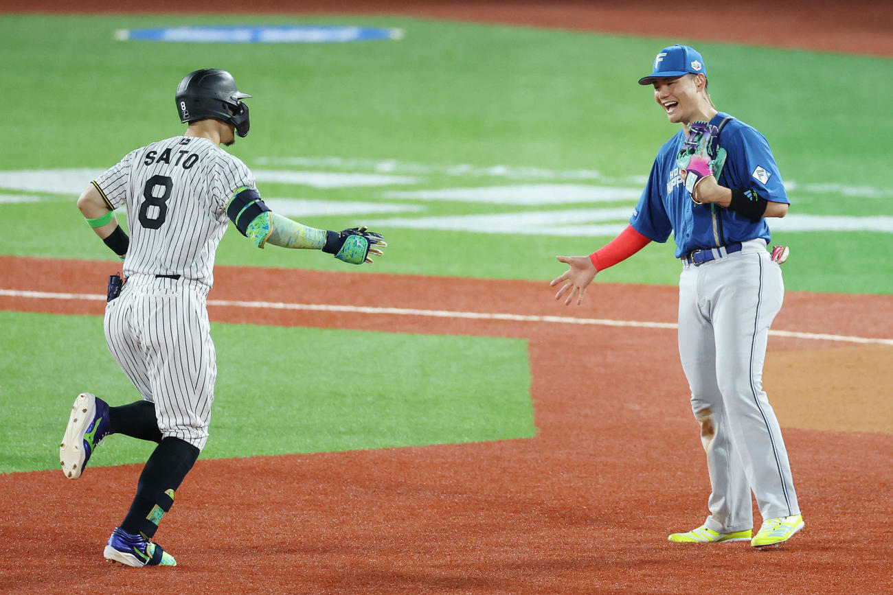 全セ対全パ　5回裏全セ無死、ソロ本塁打を放った佐藤輝（左）と笑顔でタッチする清宮幸（撮影・宮地輝）