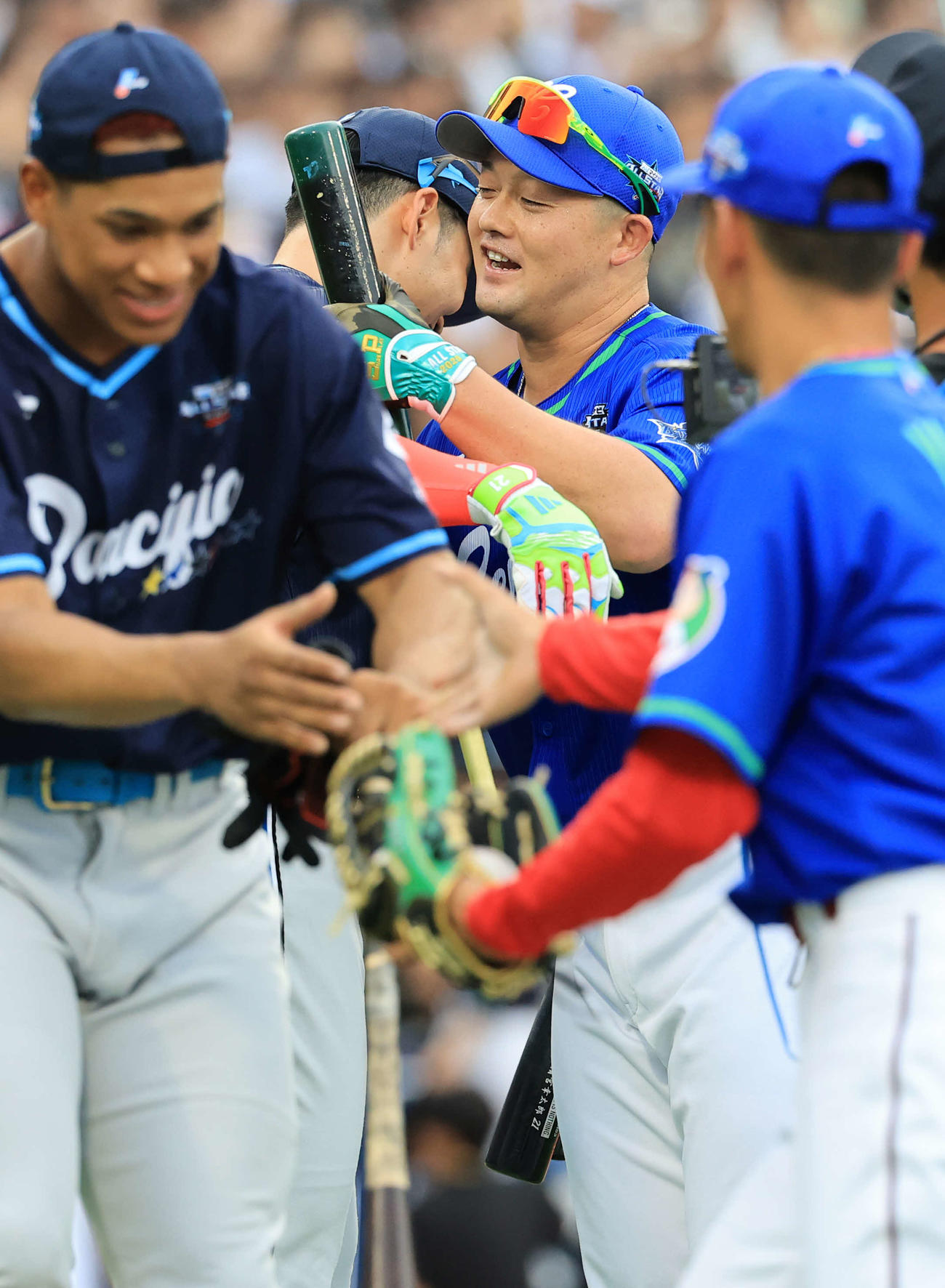 全セ対全パ　ホームランダービー決勝を制したDeNA牧（右奥）は日本ハム清宮と抱き合う。手前左は日本ハム万波（撮影・浅見桂子）