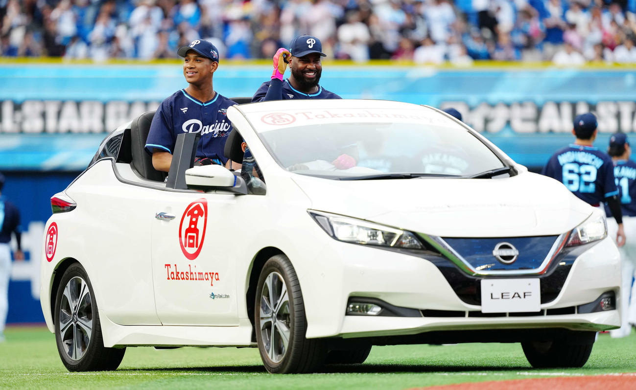 全セ対全パ　車に乗ってホームランダー日本ハム万波（左）とレイエス（撮影・鈴木みどり）