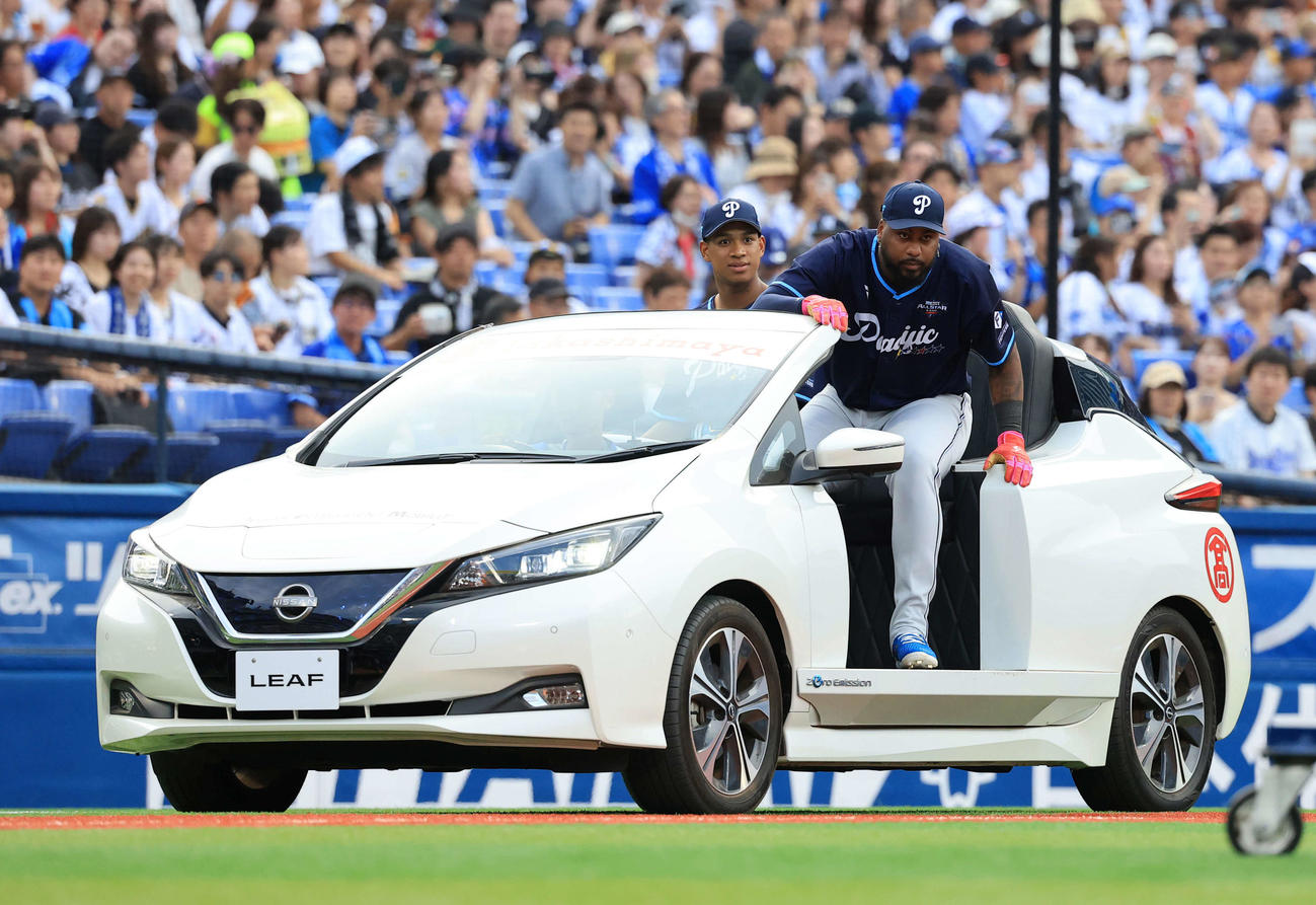 全セ対全パ　ホームランダービー出場で車に乗って登場した日本ハム万波（左）とレイエス（撮影・浅見桂子）