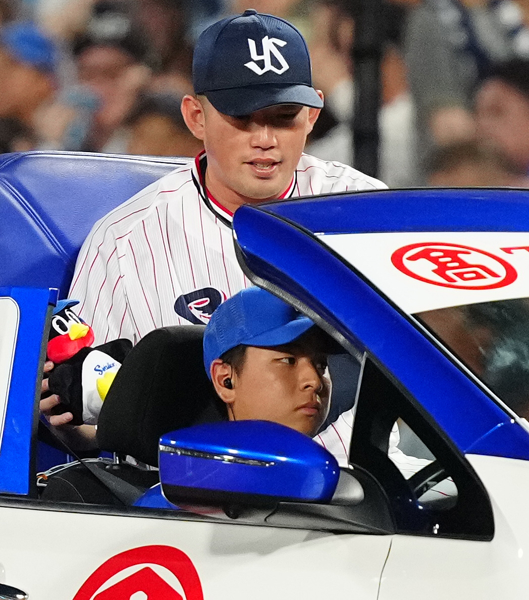 全セ対全パ　つば九郎のぬいぐるみを手にリリーフカーで5回表のマウンドへ向かう全セ大西（撮影・鈴木みどり）
