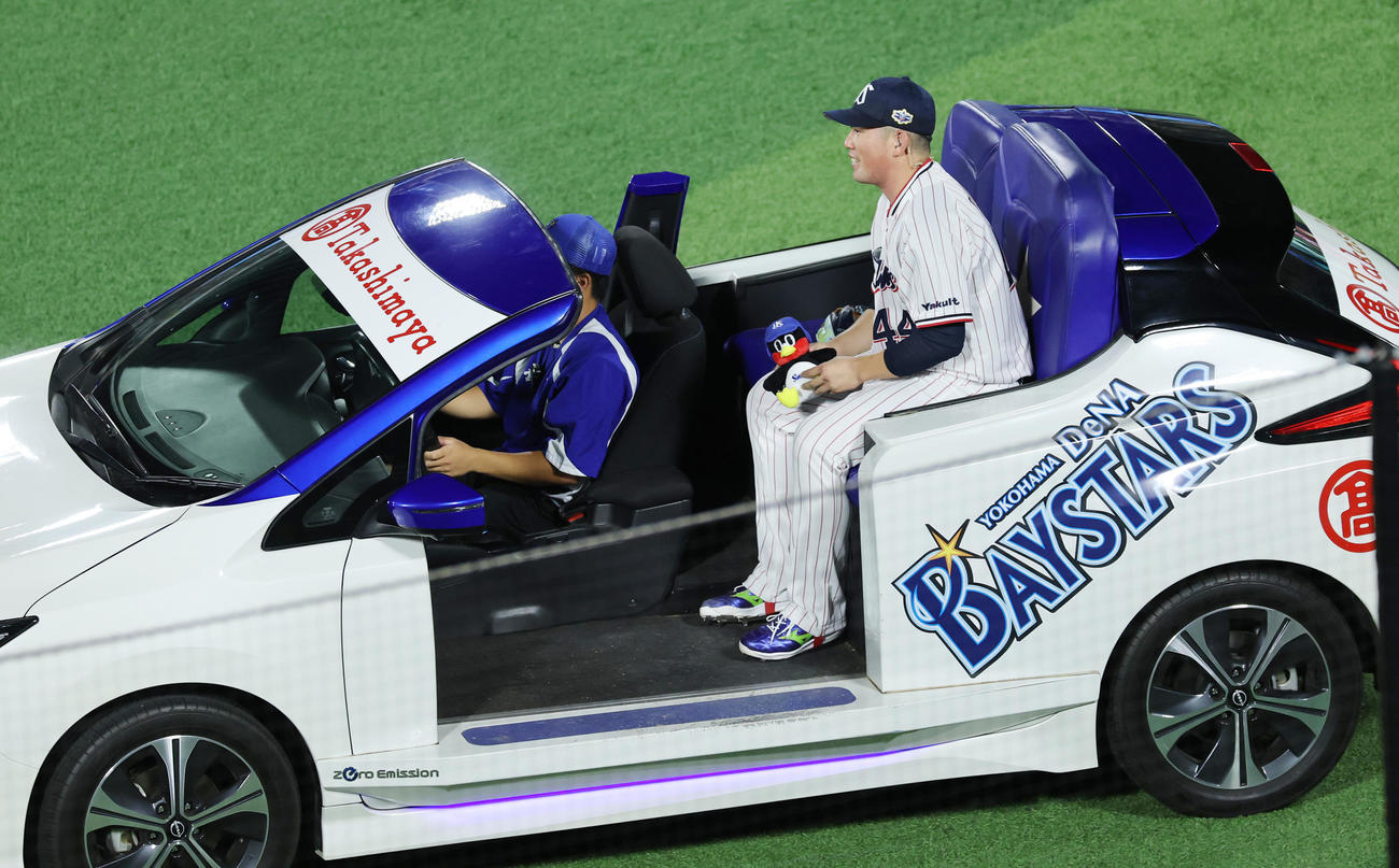 全セ対全パ　5回表、つば九郎をひざに乗せリリーフカーで登場した全セ大西（撮影・野上伸悟）