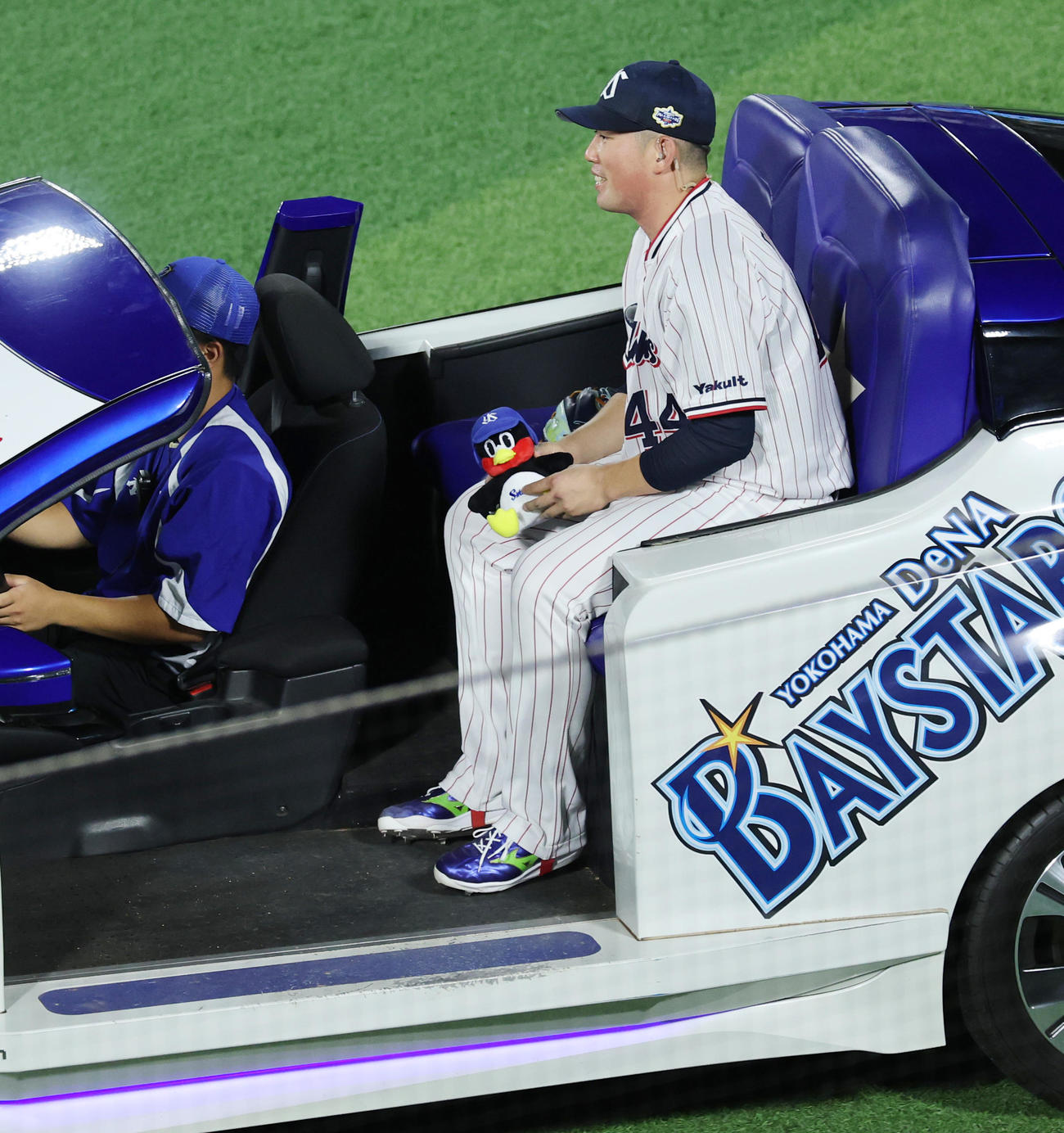 全セ対全パ　5回表、つば九郎をひざに乗せリリーフカーで登場した全セ大西（撮影・野上伸悟）
