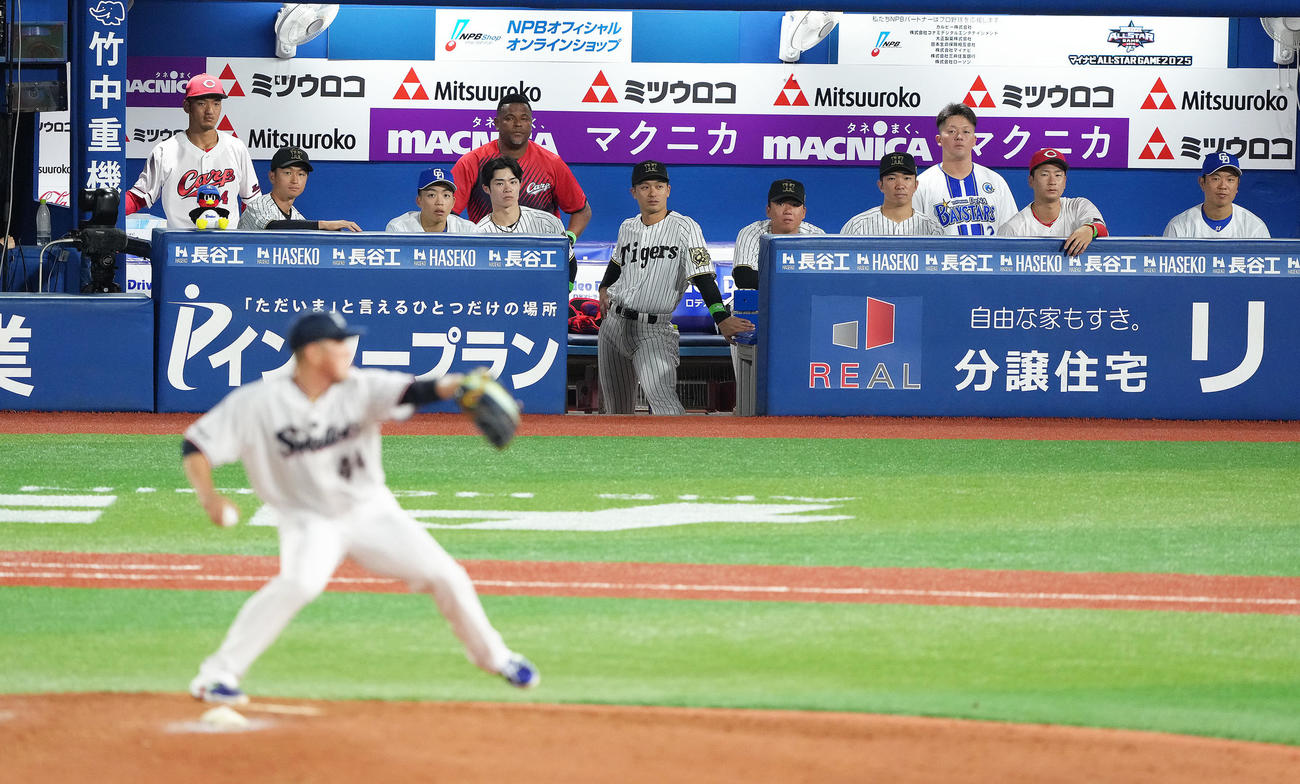 全セ対全パ　全セ大西広樹（手前）のマウンドをベンチから見つめるつば九郎のぬいぐるみ（左端）（撮影・足立雅史）