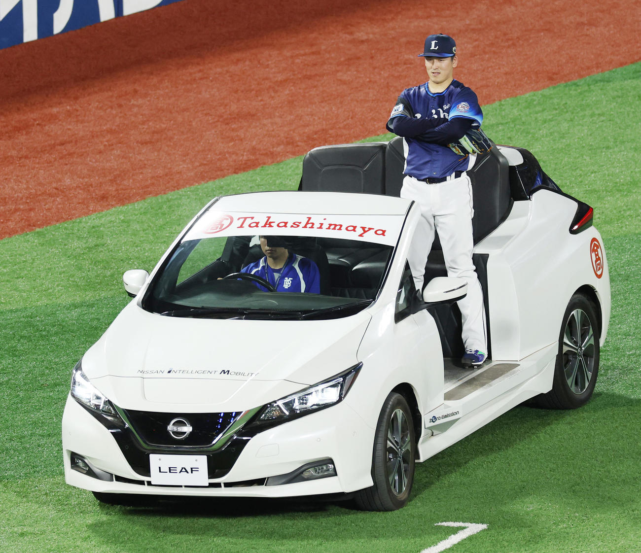 全セ対全パ　2回裏全セ2死二、三塁、リリーフカーで登場する隅田（撮影・野上伸悟）