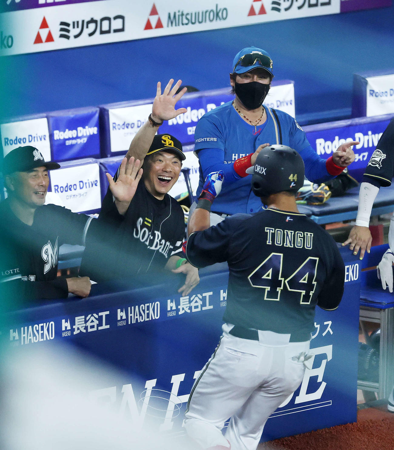 全セ対全パ　9回表全パ1死、頓宮（手前）の左越えソロ本塁打を喜び迎える小久保監督（撮影・鈴木正人）