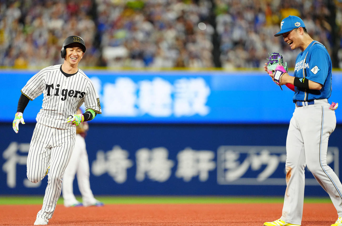 全セ対全パ　8回裏全セ2死、右越えソロ本塁打を放った近本に拍手を送る三塁手清宮幸（撮影・鈴木みどり）