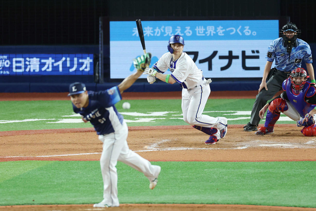 全セ対全パ　7回裏全セ2死二塁、中前適時打を放つ佐野。投手平良（撮影・宮地輝）