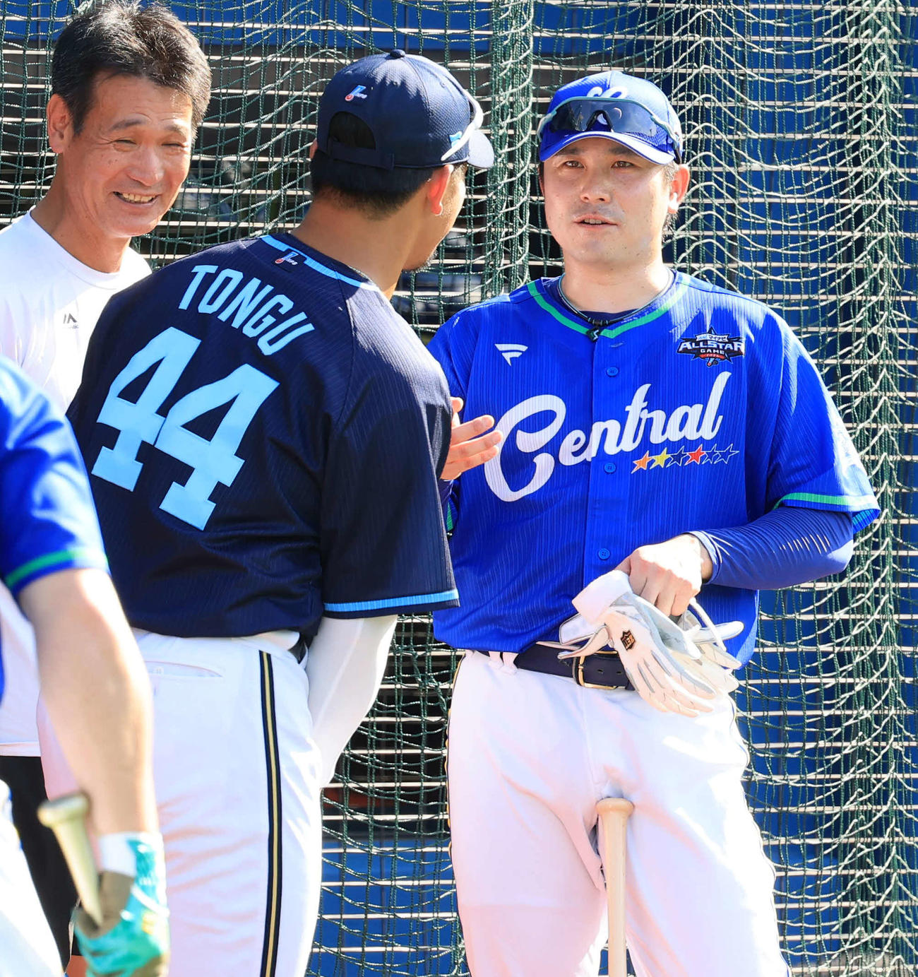 全セ対全パ　試合前、オリックス頓宮（左）と談笑するDeNA佐野（撮影・浅見桂子）