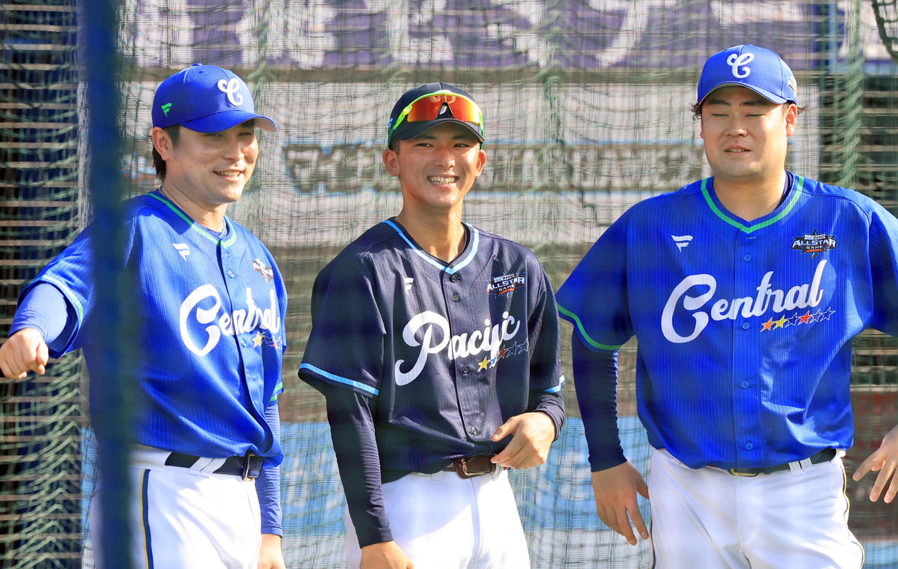 全セ対全パ　談笑する、左からDeNA佐野、楽天宗山、DeNA伊勢（撮影・浅見桂子）