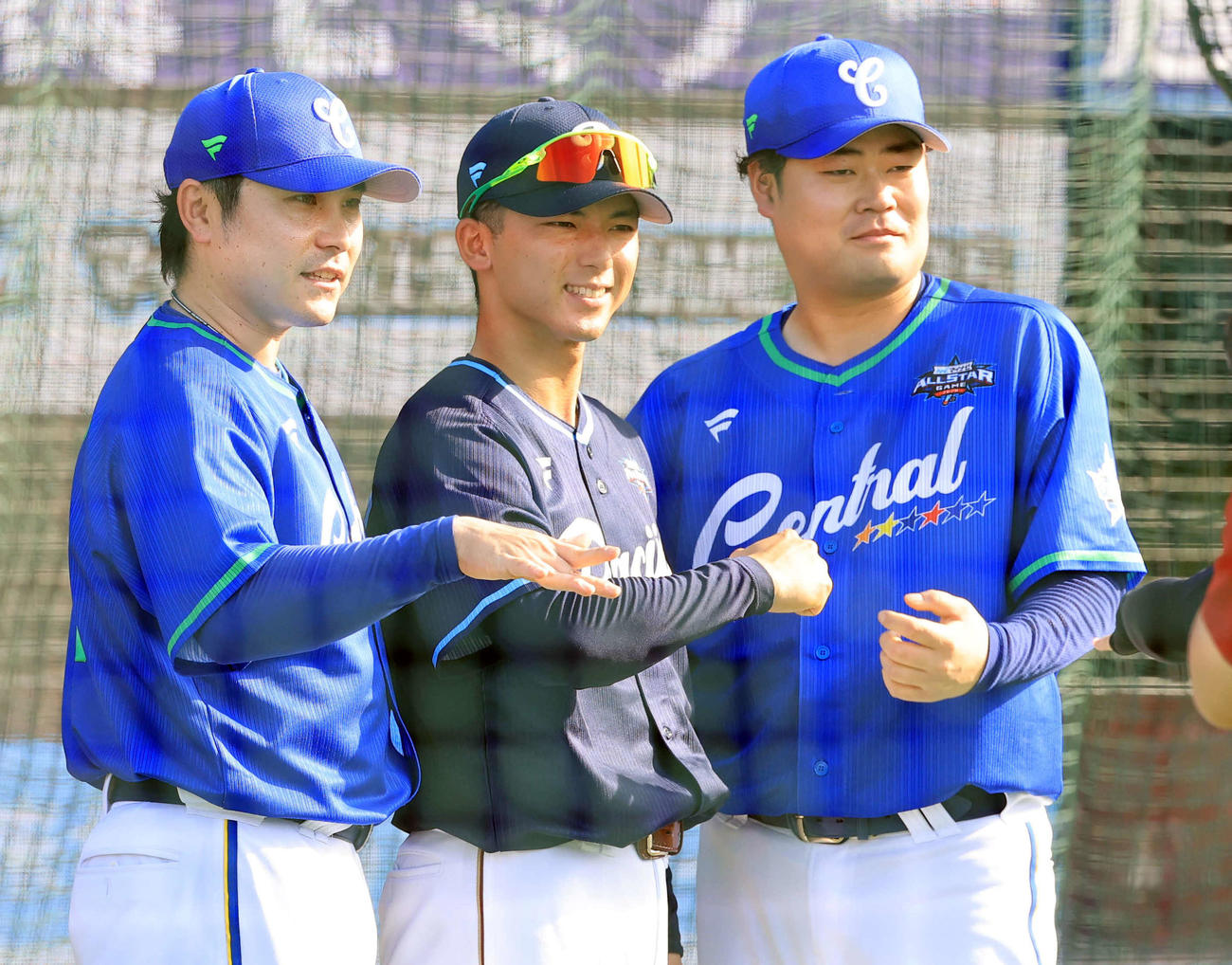 全セ対全パ　デスターシャのポーズを決める、左からDeNA佐野、楽天宗山、DeNA伊勢（撮影・浅見桂子）