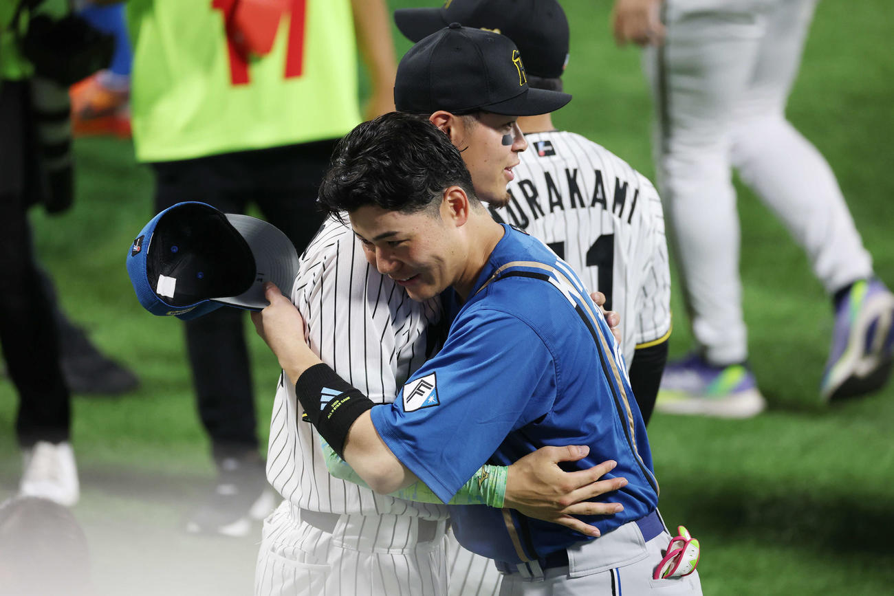 全セ対全パ　試合後、ハグする阪神佐藤輝（後方）と日本ハム清宮幸（撮影・宮地輝）