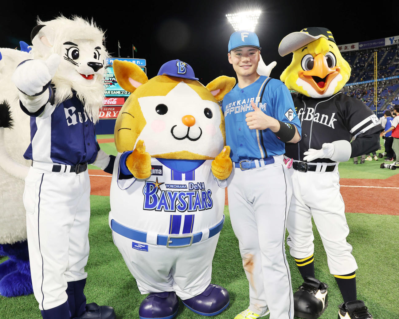全セ対全パ　MVPの日本ハム清宮はマスコットたちと笑顔で記念撮影（撮影・浅見桂子）