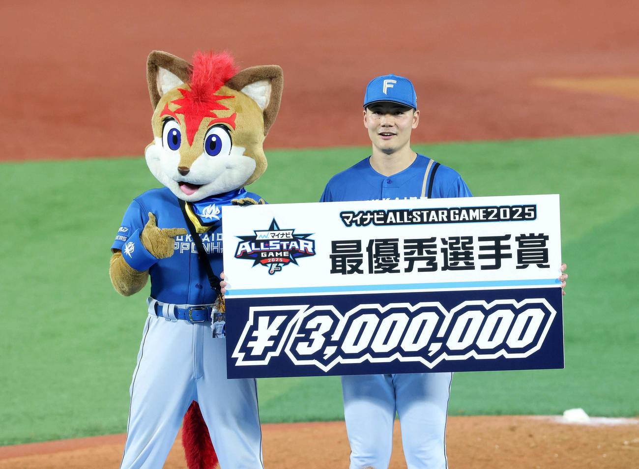 最優秀選手賞を受賞した全パ清宮（撮影・鈴木正人）
