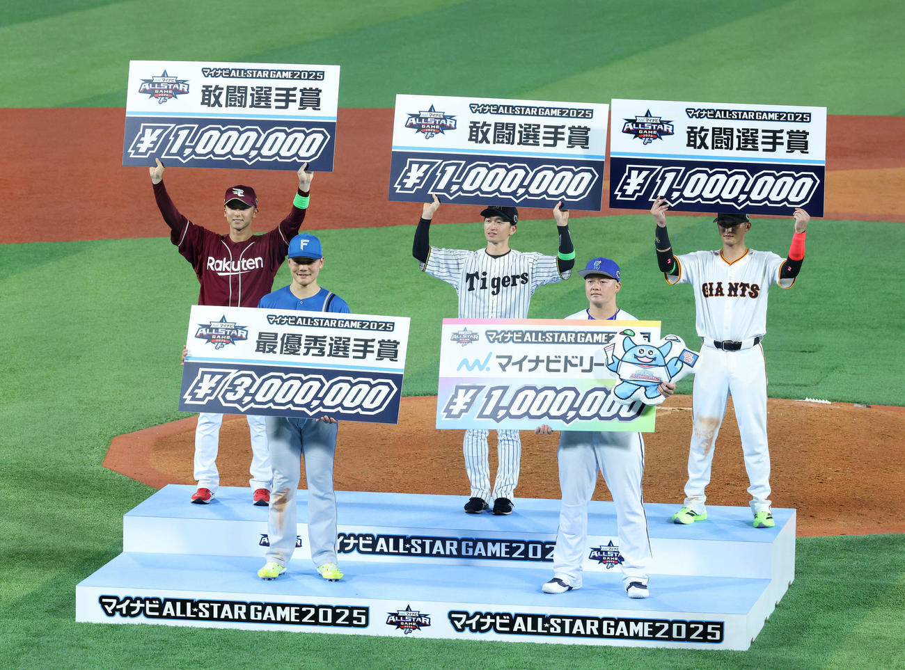 各賞を受賞した選手たち、前列左から清宮、牧、後列左から宗山、近本、吉川（撮影・鈴木正人）
