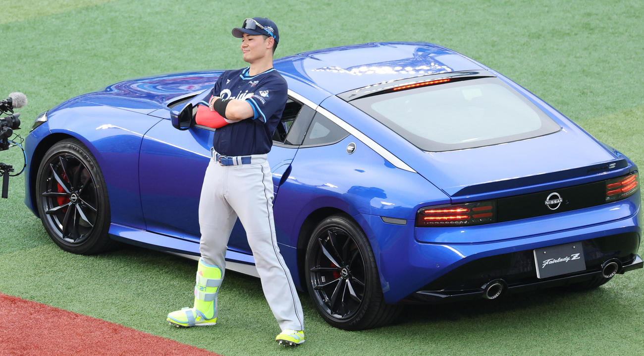 全セ対全パ　ホームランダービー決勝に日産フェアレディZで登場しアロサレーナポーズを決める全パ清宮（撮影・野上伸悟）