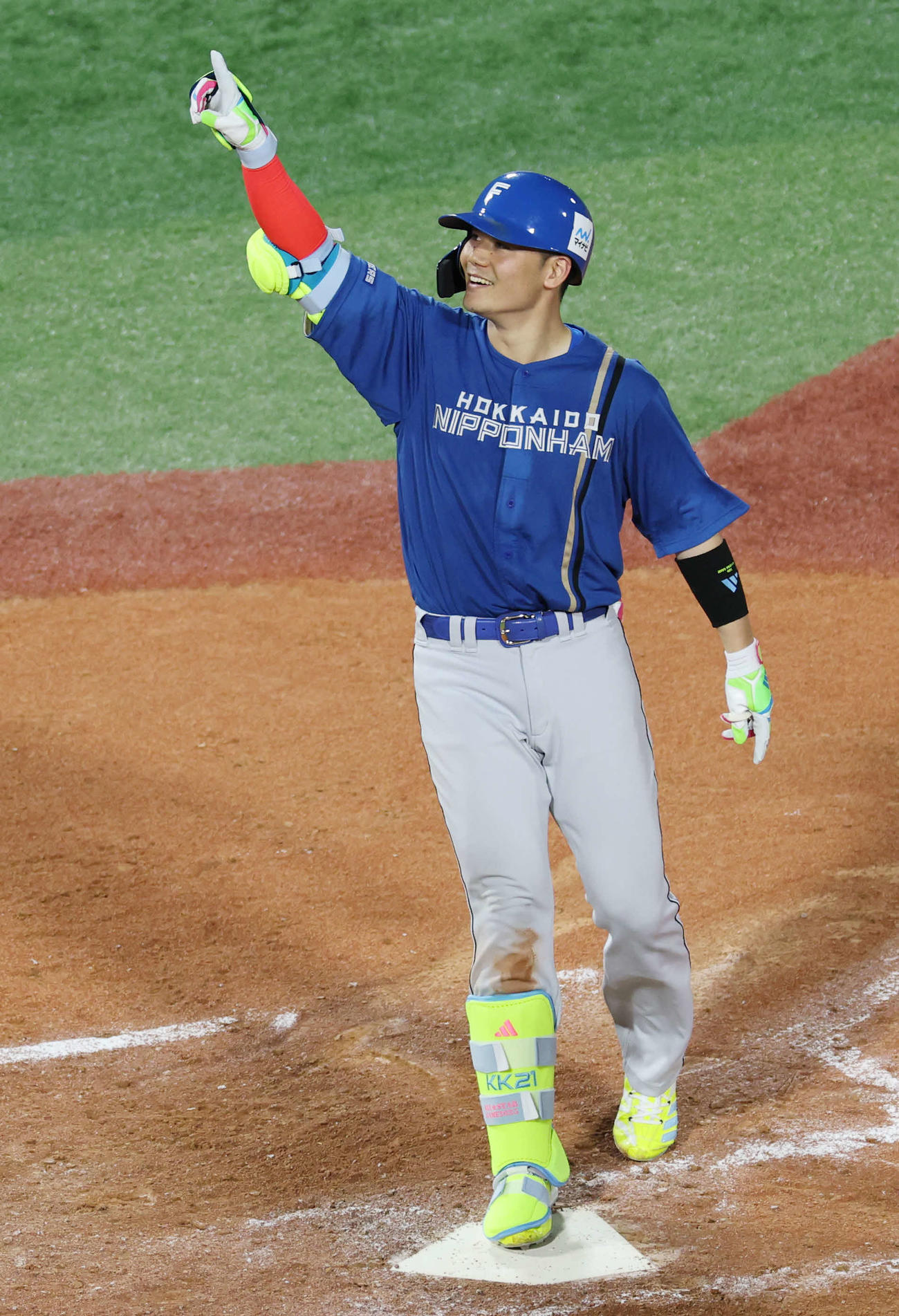 全セ対全パ　4回表全パ2死、右越え本塁打を放ち喜ぶ清宮（撮影・野上伸悟）