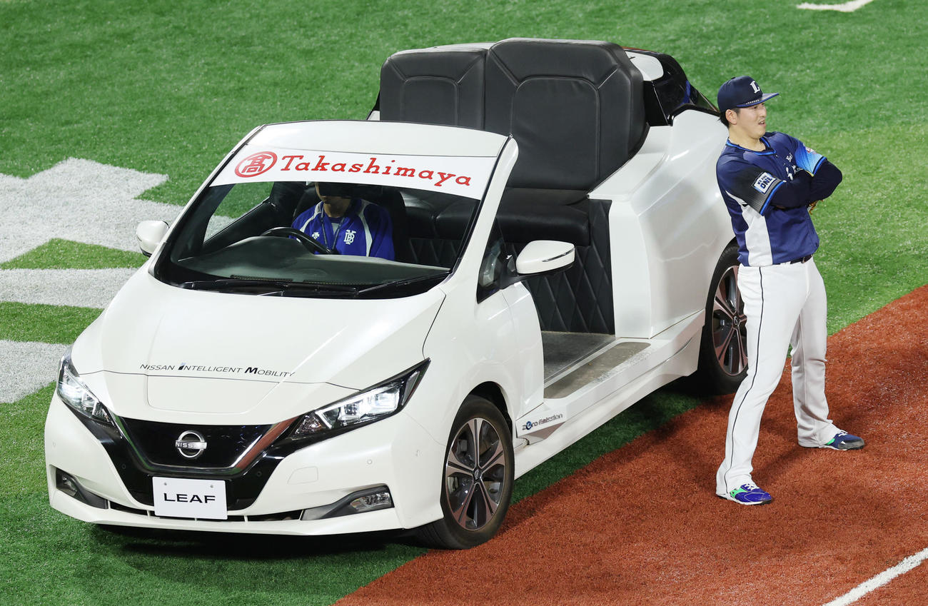 全セ対全パ　2回裏全セ2死二、三塁、リリーフカーで登場する隅田（撮影・野上伸悟）