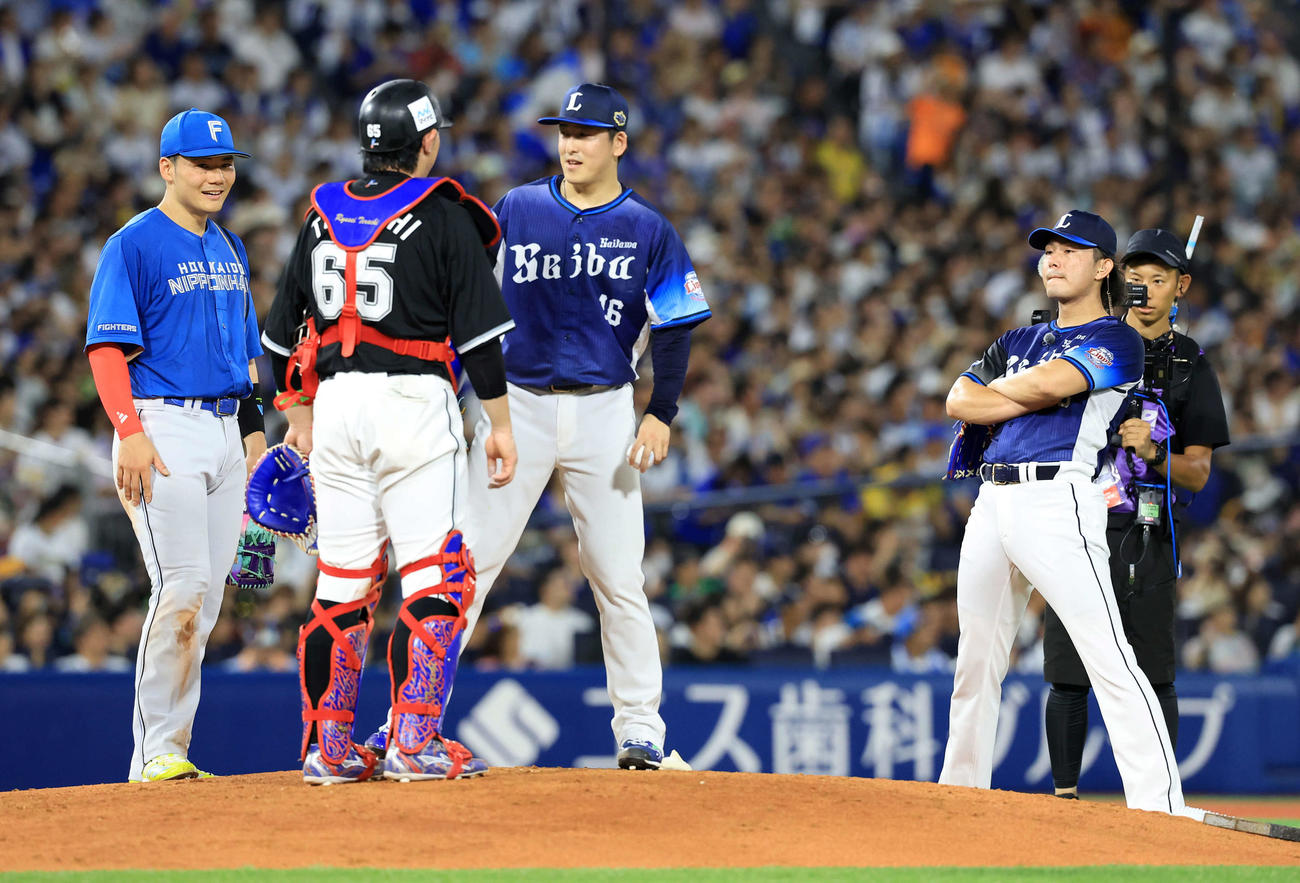 全セ対全パ　2回裏全セ2死二、三塁の場面で登板となった隅田（中央）を仁王立ちで見つめる今井（撮影・浅見桂子）