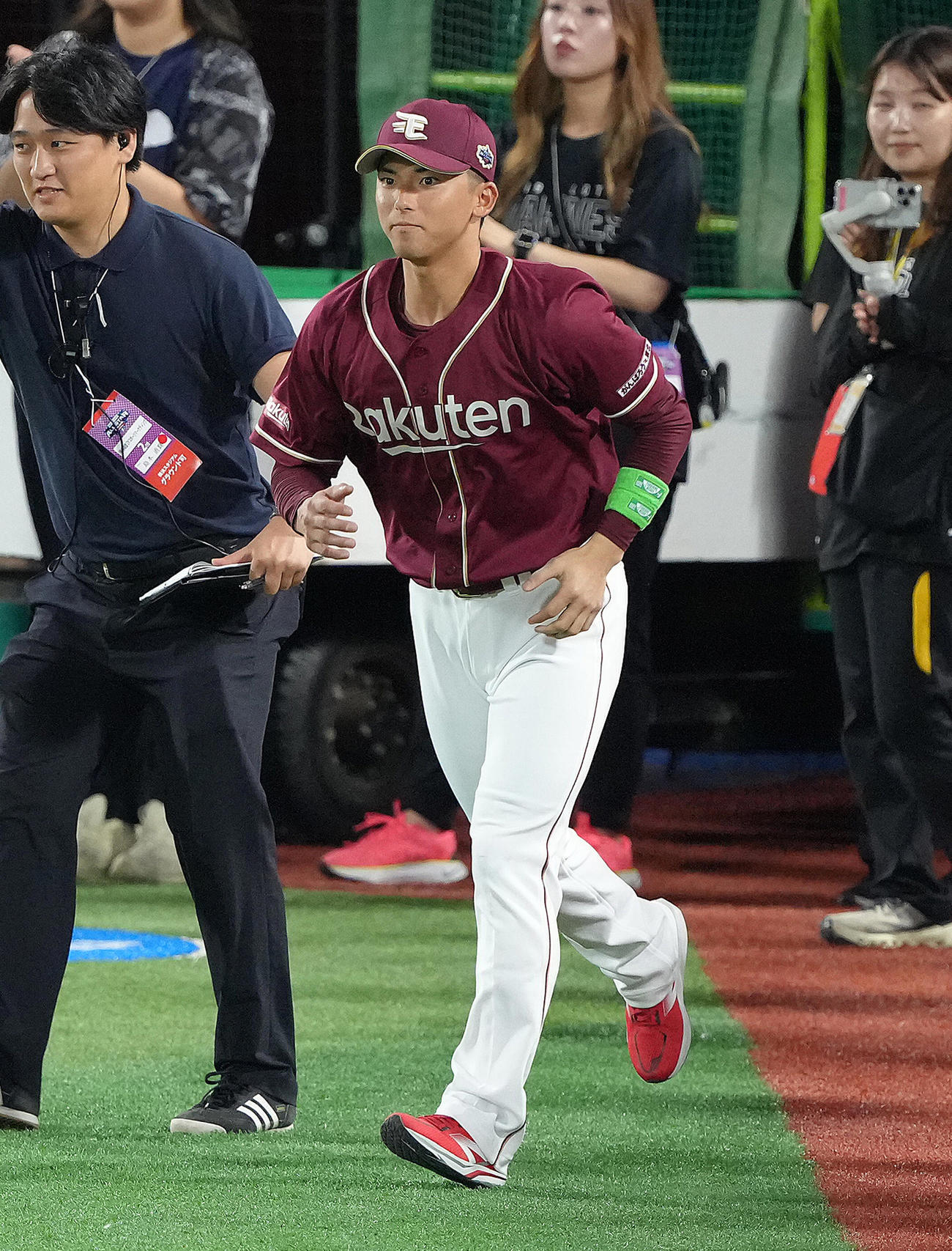 全セ対全パ　敢闘選手賞に選ばれた楽天宗山（撮影・足立雅史）