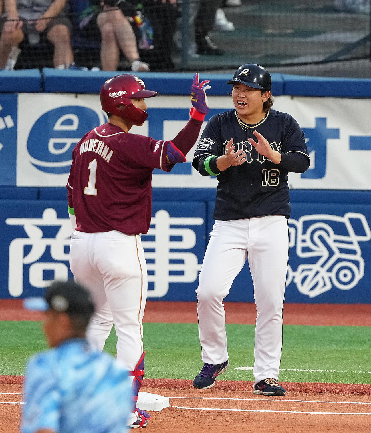 全セ対全パ　1回表全パ無死、中前打を放った宗山（左）に拍手する宮城（撮影・足立雅史）