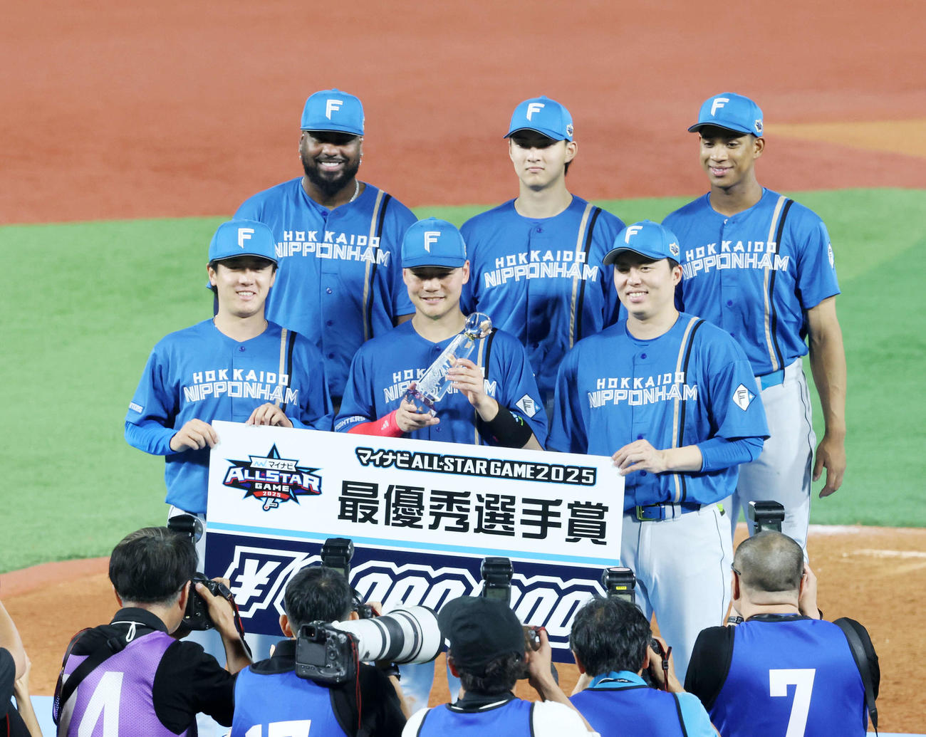 記念写真に納まる日本ハムの選手たち（撮影・鈴木正人）